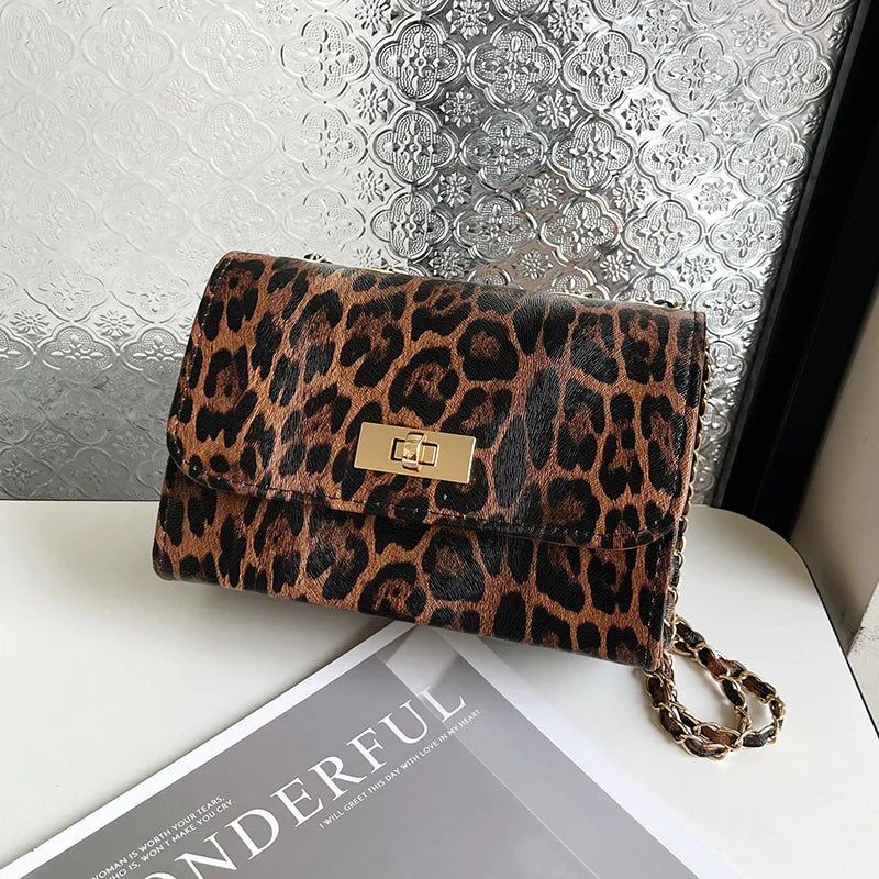 2025 Shoulder bag personalized winter leopard print small square bag 2025 new simple fashion niche design trendy crossbody bag