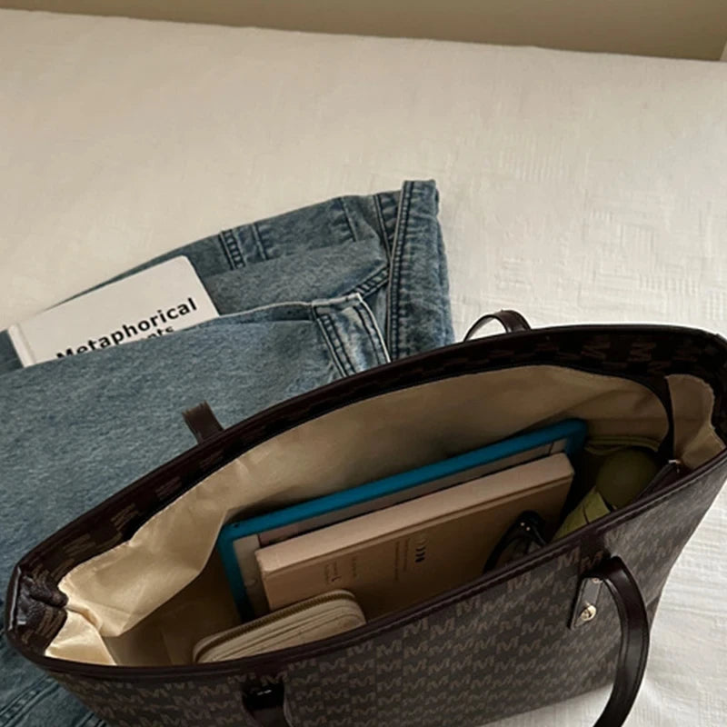 Versatile Large Capacity Shoulder Bag with Letter Print Fashion Luxury Brand Clutch Retro Trend Tote Bag for Commuters
