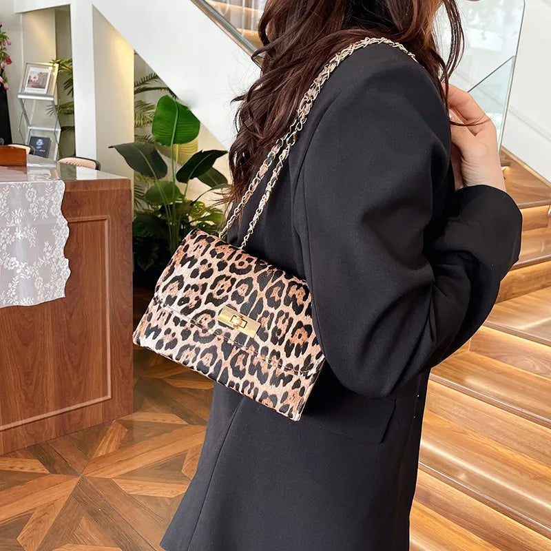 2025 Shoulder bag personalized winter leopard print small square bag 2025 new simple fashion niche design trendy crossbody bag