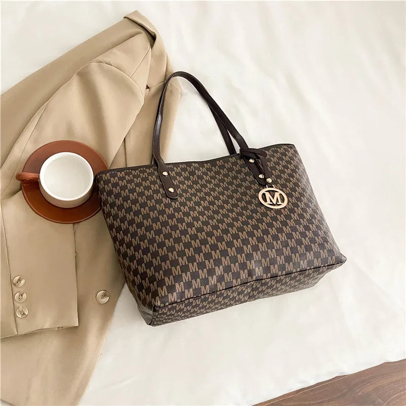 Versatile Large Capacity Shoulder Bag with Letter Print Fashion Luxury Brand Clutch Retro Trend Tote Bag for Commuters