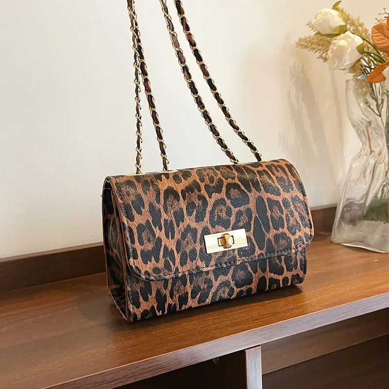 2025 Shoulder bag personalized winter leopard print small square bag 2025 new simple fashion niche design trendy crossbody bag