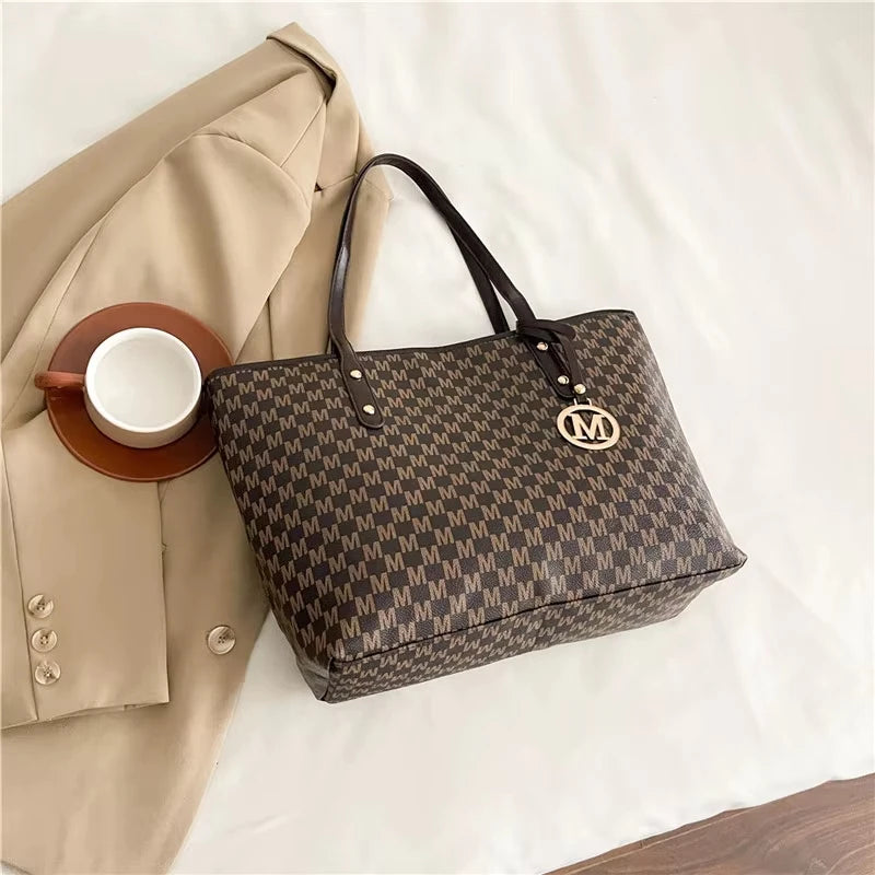 Versatile Large Capacity Shoulder Bag with Letter Print Fashion Luxury Brand Clutch Retro Trend Tote Bag for Commuters